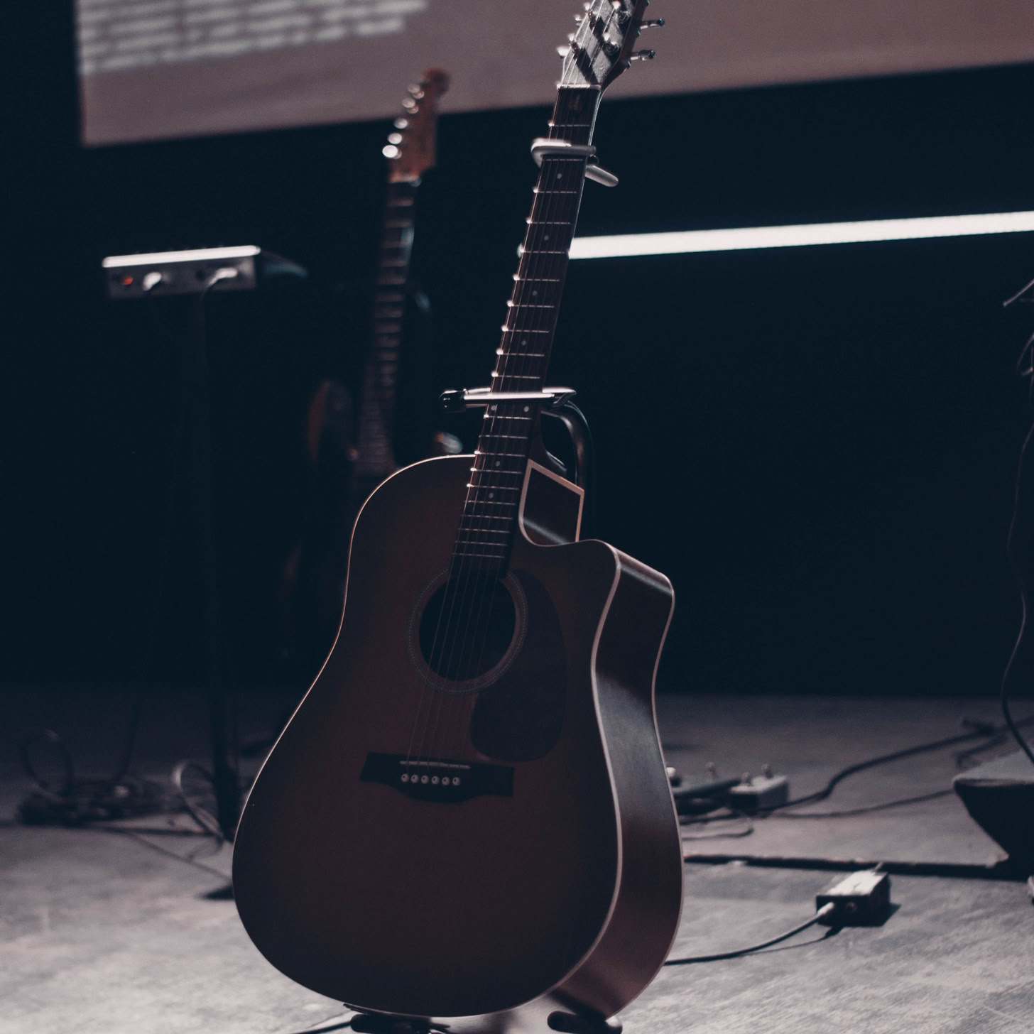 Affascinante chitarra acustica sotto i riflettori, pronta per una performance sul palco.
